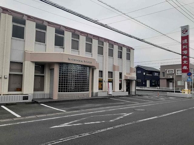 近くの遠州信用金庫浜北支店まで700m（徒歩9分）