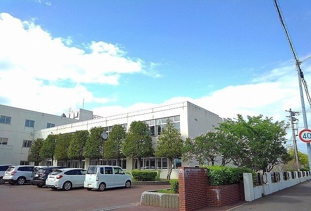 近くの上篠路中学校まで800m（徒歩10分）