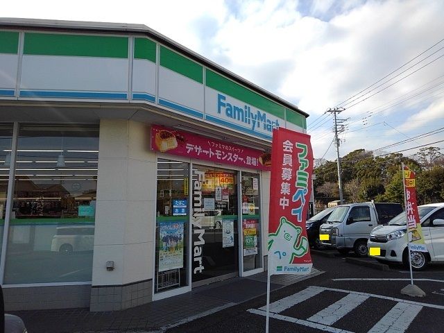 近くのファミリーマート宇東川東町店まで350m(徒歩5分)