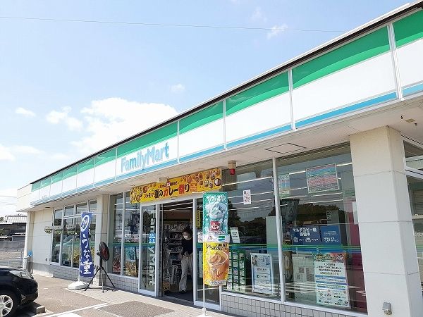 近くのファミリーマート亀山栄店まで1,200m(徒歩15分)