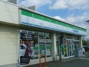 近くのファミリーマートまで1,200m（徒歩15分）