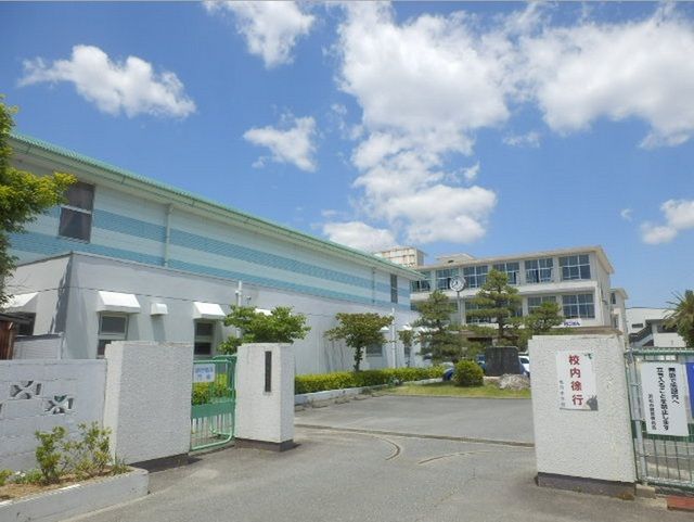 近くの浜松市立曳馬中学校まで850m(徒歩11分)