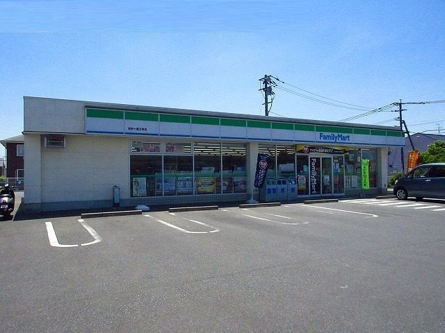 近くのファミリーマートまで73m（徒歩1分）