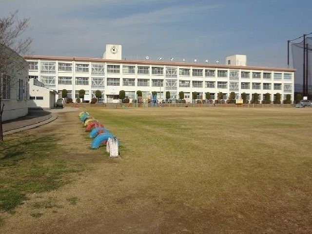 近くの三田川小学校まで1,800m（徒歩23分）
