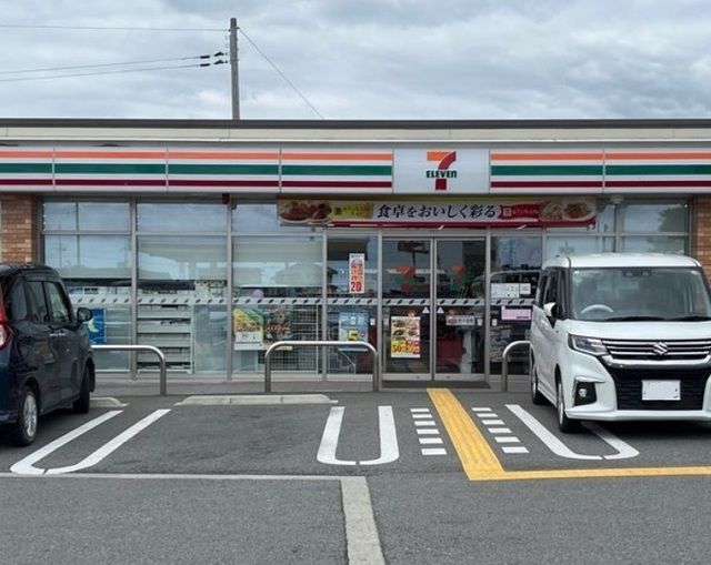 近くのセブンイレブン社町社店まで800m（徒歩10分）