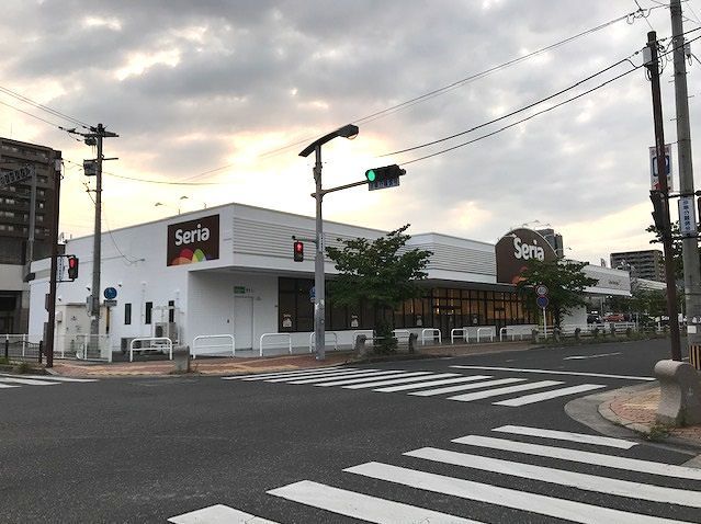 近くのセリア行橋駅前店まで800m（徒歩10分）