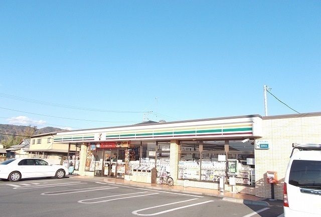 近くのコンビニまで400m（徒歩5分）