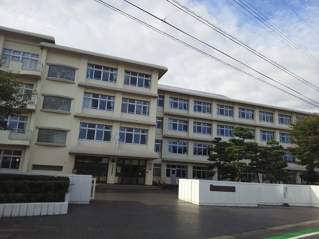 近くの浜松市立葵西小学校まで900m(徒歩12分)