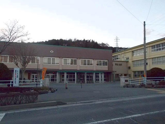 近くの神明小学校まで150m（徒歩2分）