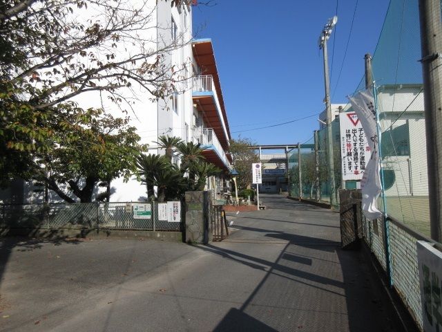 近くの柳河小学校まで390m（徒歩5分）