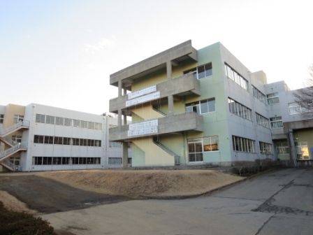 近くの洞峰学園谷田部東中学校まで2,400m(徒歩30分)