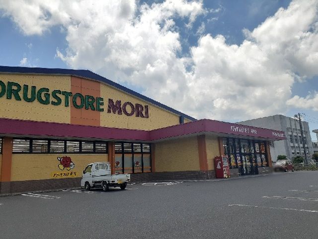 近くのドラッグストアモリ美祢店まで450m（徒歩6分）