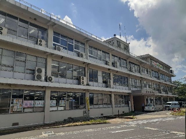 近くの美祢市役所まで300m（徒歩4分）
