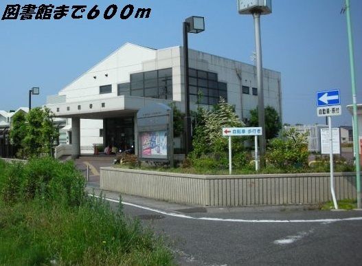 近くの富田図書館まで600m（徒歩8分）