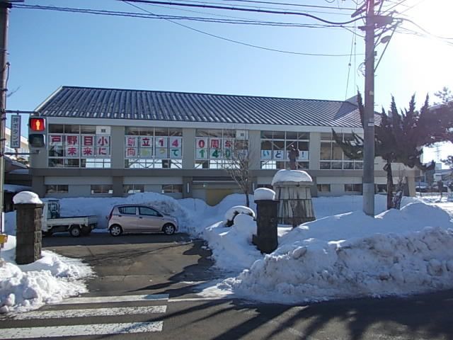 近くの戸野目小学校まで850m(徒歩11分)