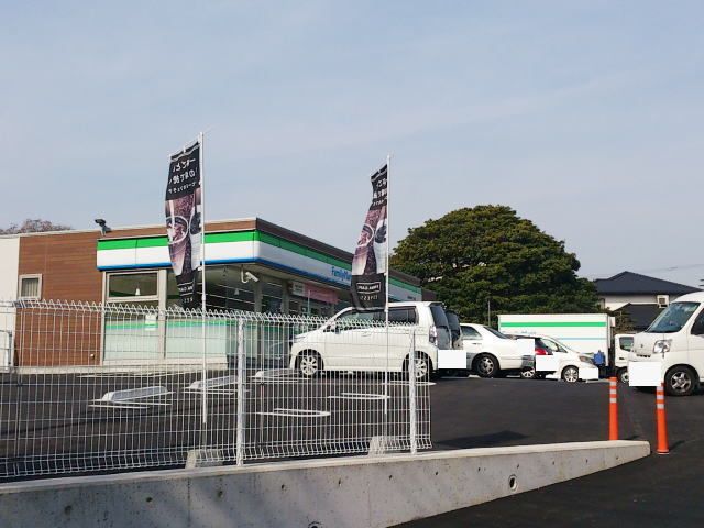 近くのファミリーマートまで850m（徒歩11分）