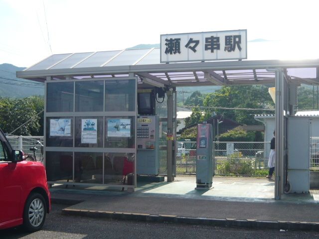 近くの駅まで2,450m（徒歩31分）