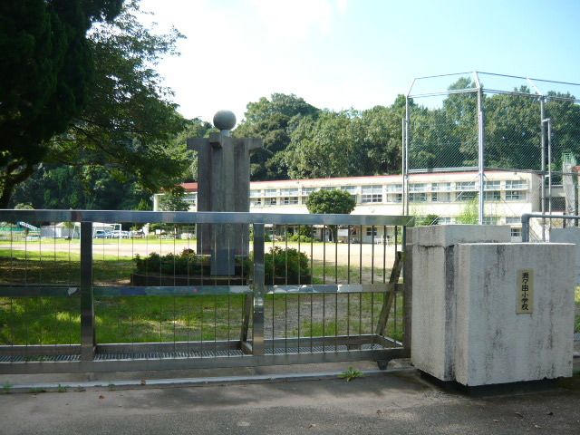 近くの小学校まで2,100m（徒歩27分）