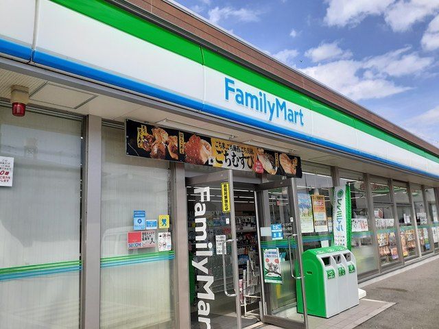 近くのファミリーマート園部店様まで750m（徒歩10分）