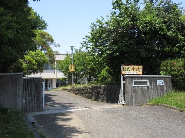 近くの有明小学校まで280m（徒歩4分）