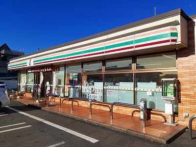 近くのコンビニまで990m（徒歩13分）
