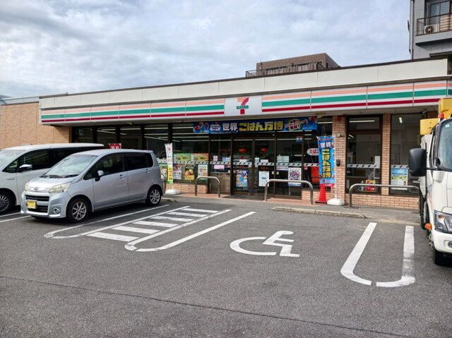 近くのコンビニまで450m（徒歩6分）