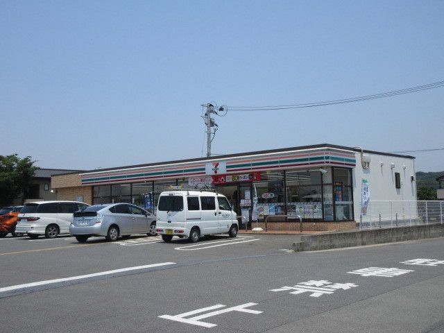 近くのコンビニまで740m（徒歩10分）