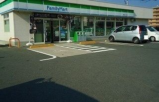 近くのファミリーマートまで650m（徒歩9分）