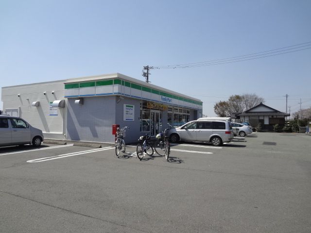 近くのファミリーマートまで500m(徒歩7分)
