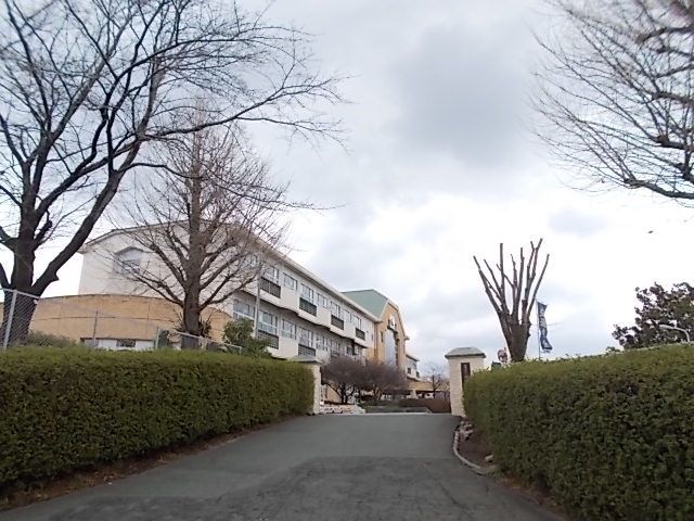 近くの室小学校まで740m(徒歩10分)