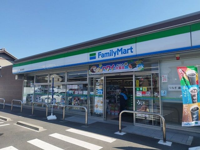 近くのファミリーマートまで500m(徒歩7分)