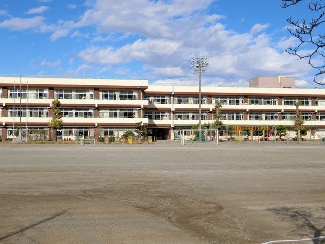 近くの寄居小学校まで550m(徒歩7分)