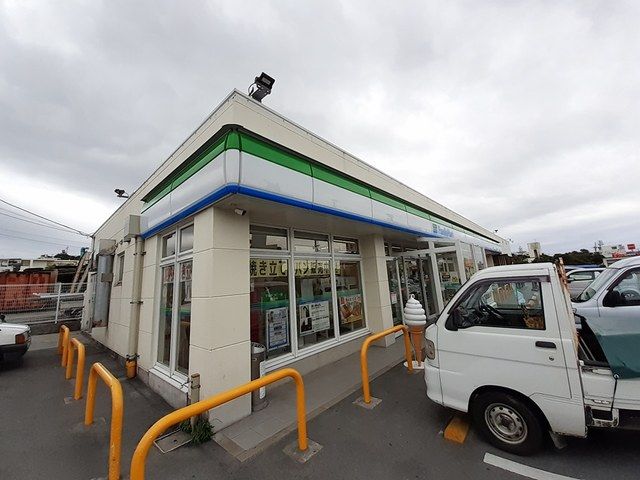 近くのファミリーマート南風原照屋店まで155m(徒歩2分)