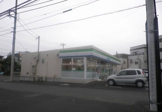 近くのファミリーマート御殿場新橋店まで300m(徒歩4分)
