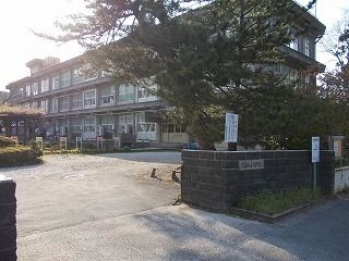 近くの久松小学校まで700m（徒歩9分）