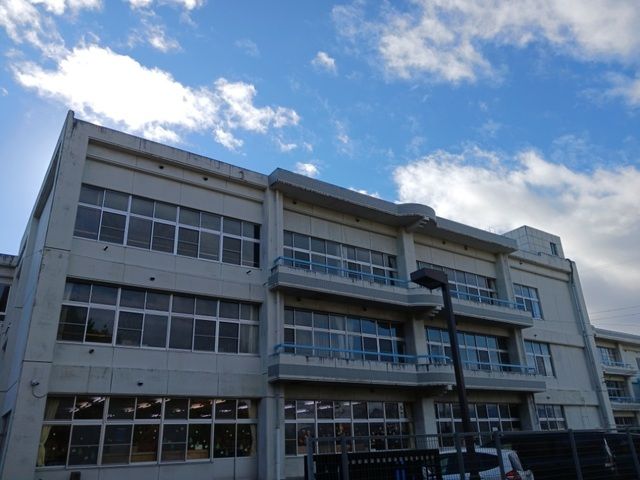近くの富谷市立あけの平小学校まで1,100m（徒歩14分）