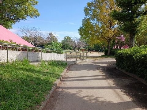 近くの松茂中央公園まで1,000m（徒歩13分）