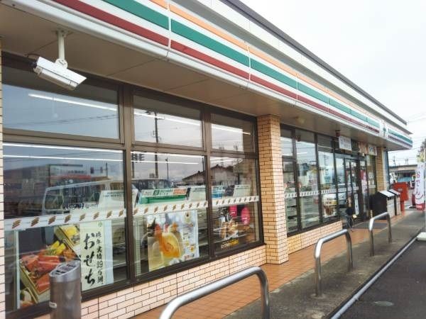 近くのセブンイレブン射水鷲塚店まで100m（徒歩2分）