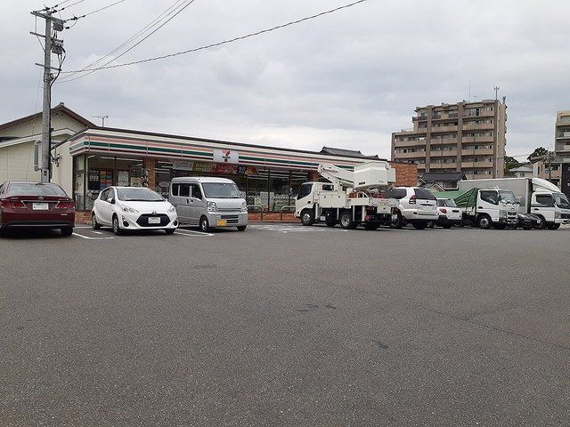 近くのコンビニまで59m（徒歩1分）