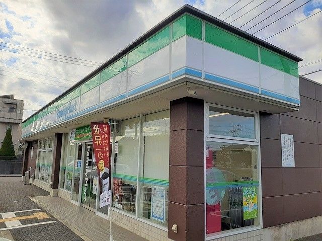 近くのファミリーマート 入間下藤沢店まで400m（徒歩5分）