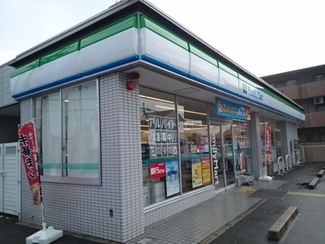 近くのコンビニまで70m（徒歩1分）