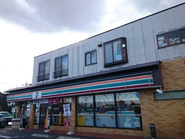 近くのセブンイレブン高崎里見店まで350m（徒歩5分）