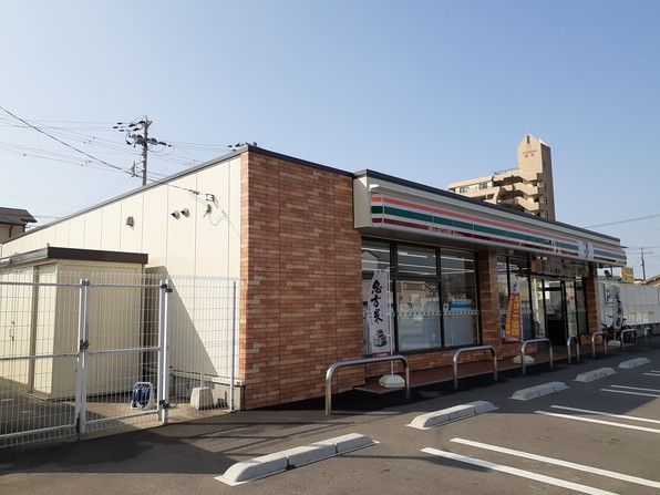 近くのセブンイレブン松江北店様まで400m(徒歩5分)