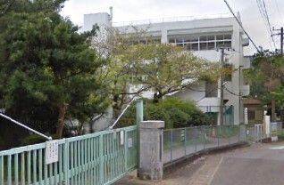 近くの上山口小学校まで650m(徒歩9分)