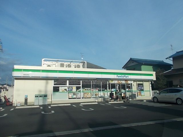 近くのファミリーマート静岡岳美店まで700m(徒歩9分)