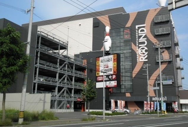 近くのラウンドワン白石本通店まで500m（徒歩7分）