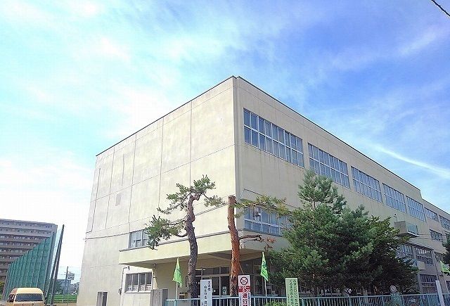 近くの平和通小学校まで650m（徒歩9分）