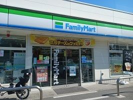 近くのファミリーマートまで550m（徒歩7分）