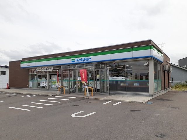 近くのファミリーマート能代後谷地店まで445m（徒歩6分）