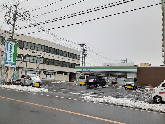 近くのファミマさいたま宮原町1丁目店まで220m(徒歩3分)
